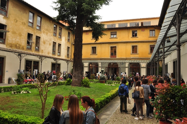 Università Firenze, 500 euro per chi si laurea in tempo